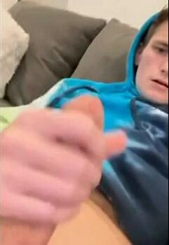 Teenager-junge wichst seinen schwanz auf der couch