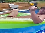 مراهق عاري في بورنو حمام السباحة