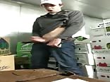 Chico adolescente se masturba en el trabajo