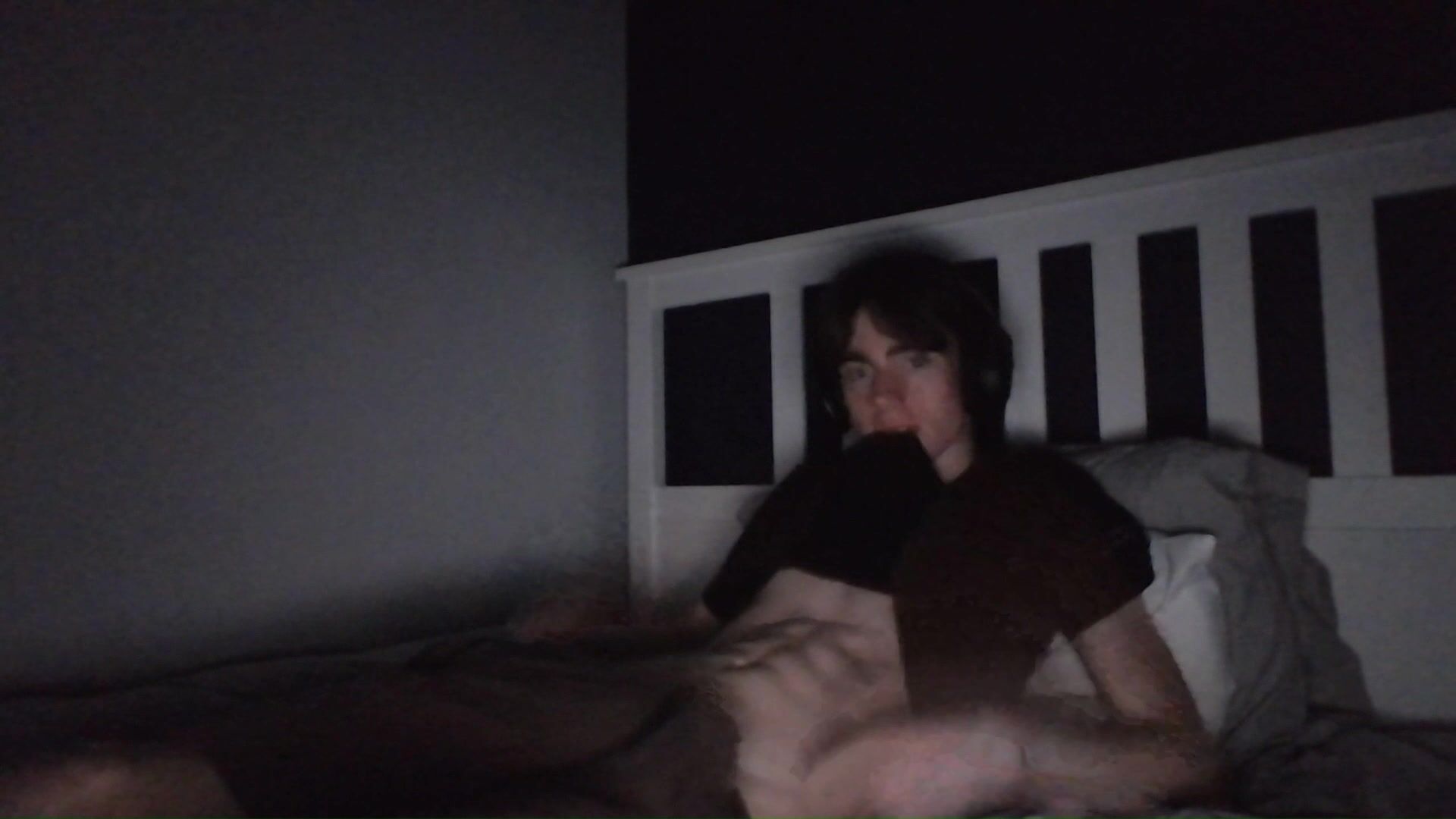 Adolescente camboy descarga sus abdominales