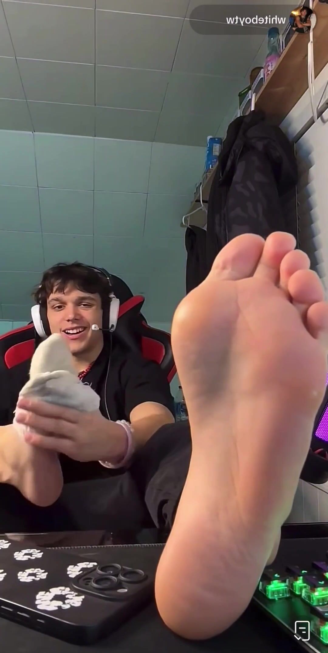 Adolescente cashmaster tiktok ao vivo meias pés descalços