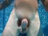Adolescent se corre junto a la piscina tras una paja de polla sin c...