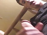 Adolescente masturbándose en primer plano