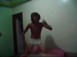 Adolescente bailando mostrando su ropa interior