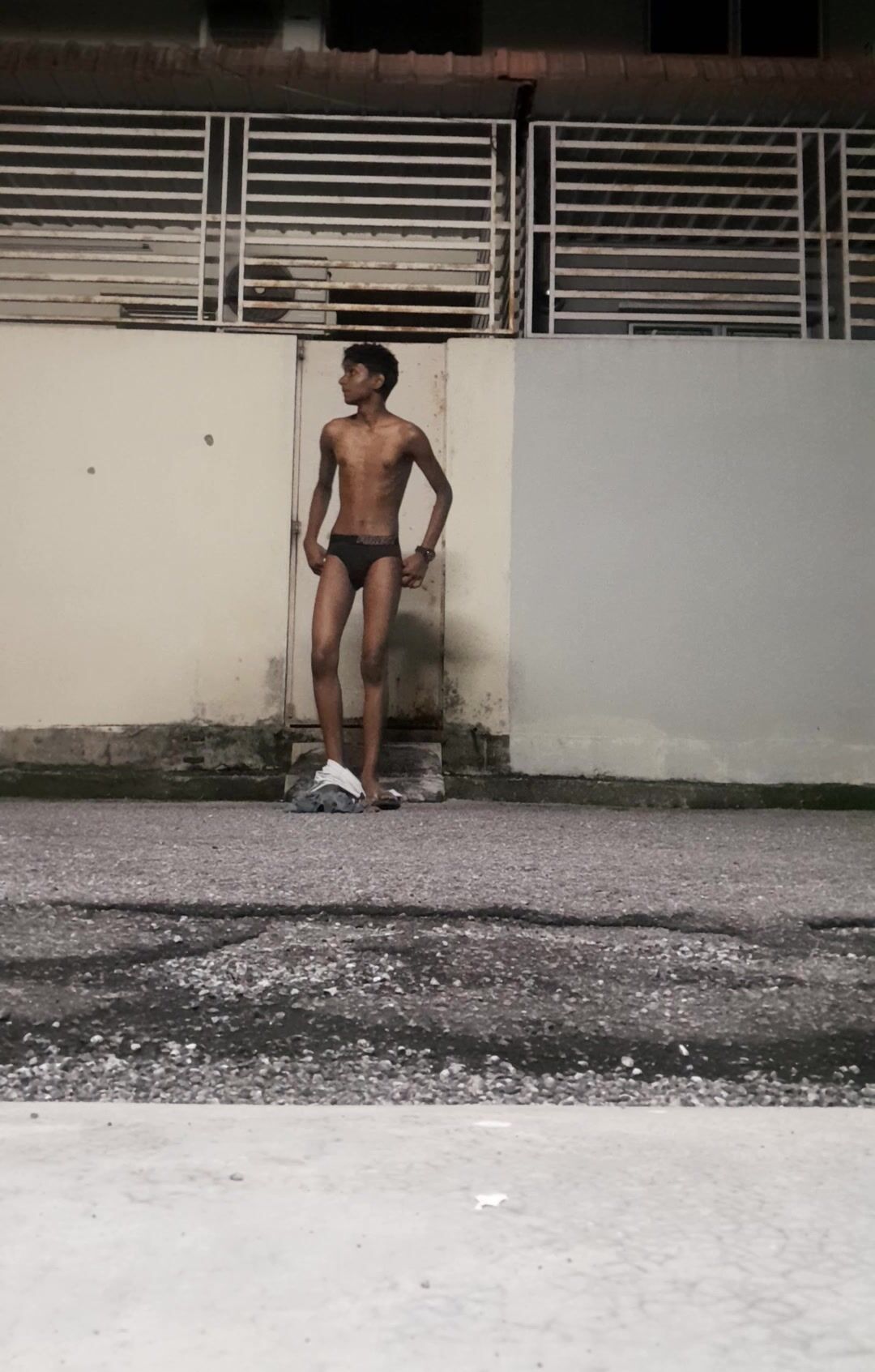 Twink enseña polla desnuda al aire libre