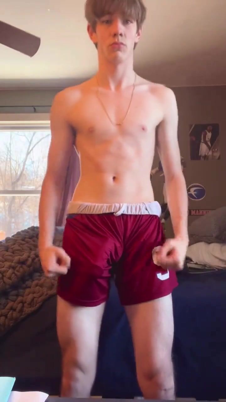 Ado montre ses muscles 3