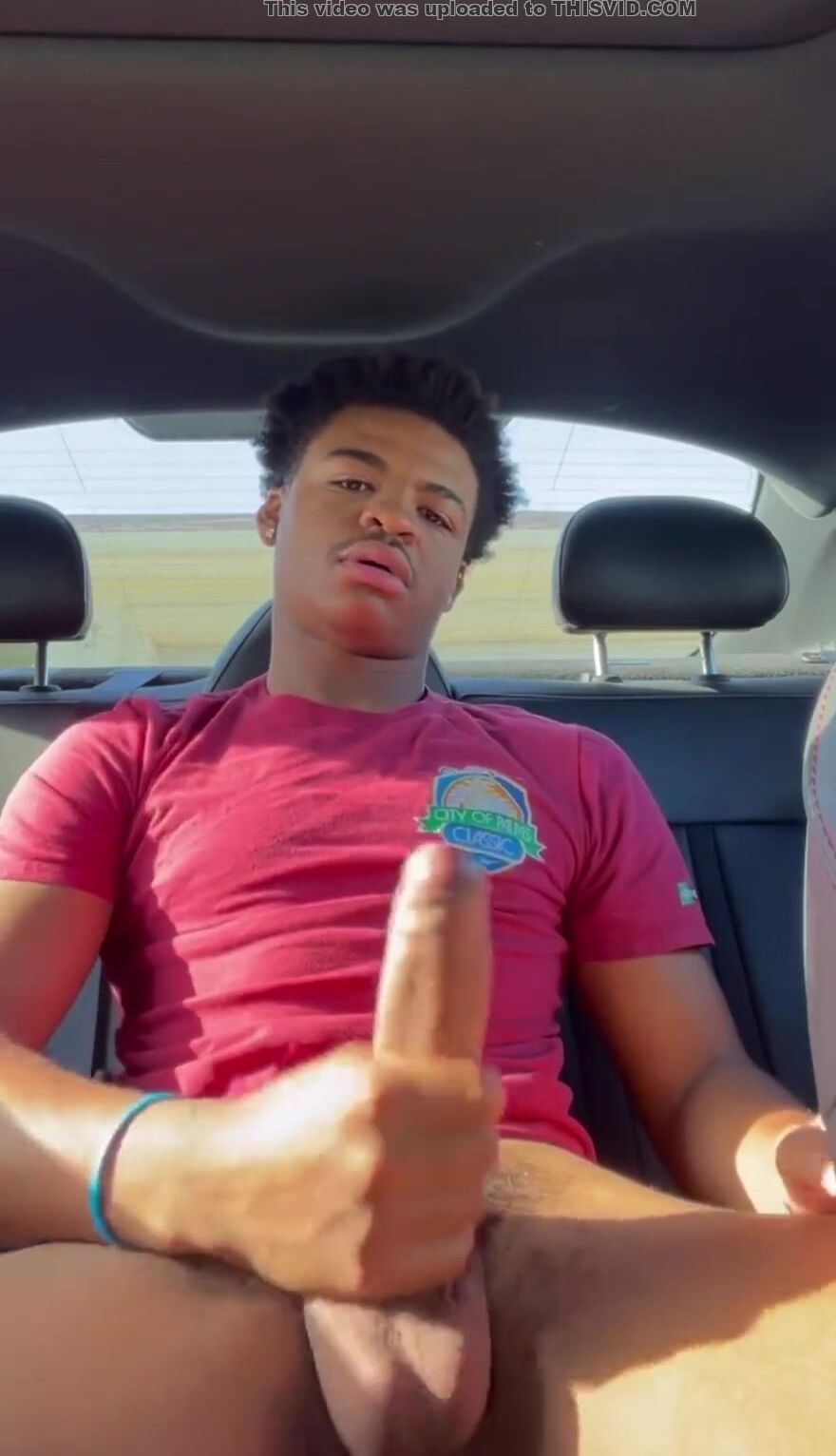 Adolescent footballeur se branle la bite en voiture sur tube gay