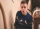 Adolescente gay se masturba y lame su semen