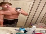 مراهق يتعري من أجل إباحية الأولاد المثليين