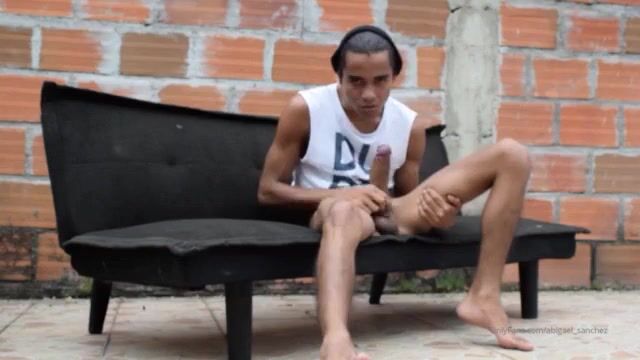 Adolescente superdotado goza muito