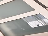 Teenager in unterwäsche am hotelfenster