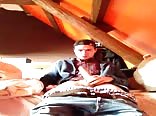 مراهق يستمني قضيبًا صلبًا