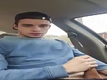جо المراهق في السيارة