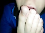 Teen leckt den fuß seines kumpels