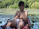 Ado en kayak branle sa bite dure