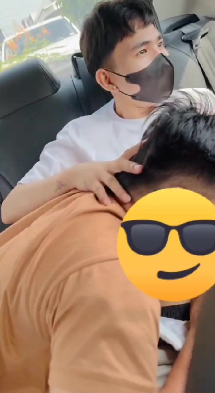 Twink shares hotdog with daddy