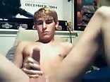 Glatter blonder teenager wichst vor webcam