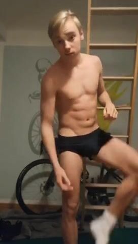 性感少年为男同色情片脱衣