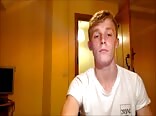 Chico se masturba en su escritorio