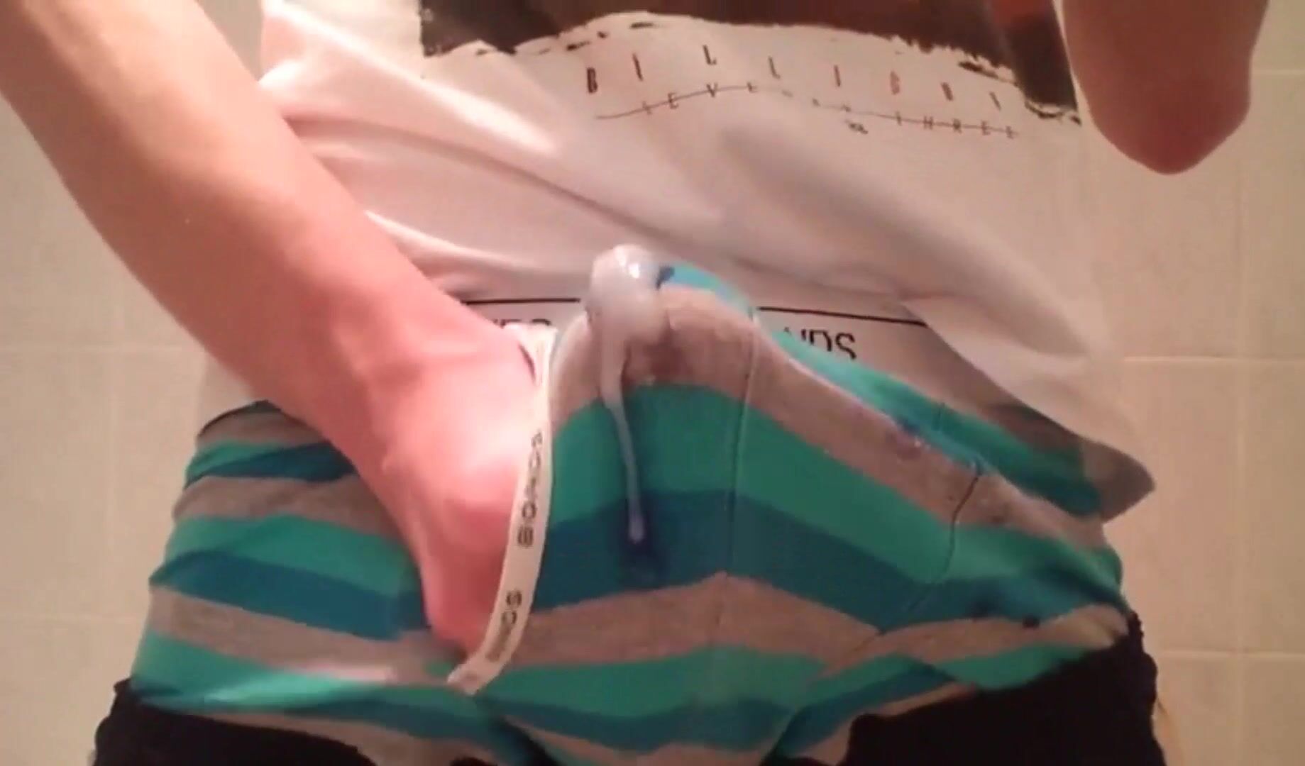Twinks gozam em boxers