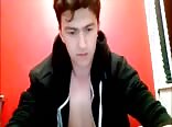 Ados se branlant dans une chambre rouge porno