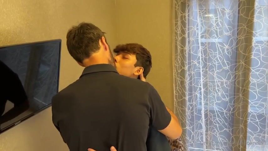 Jovem twink devora pau grande com excelência