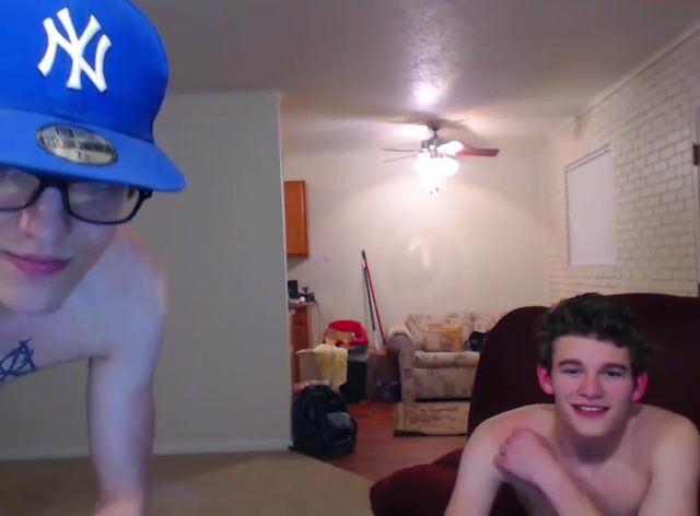 Webcam-twinks teilen rohen schwanz auf gay-tube