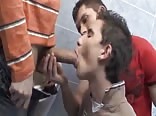 подростки занимаются групповым сексом в туалете гей-порно