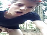 痩せた男子たちに、ポルノが自然の中でザーメンをぶちまけるって伝えて