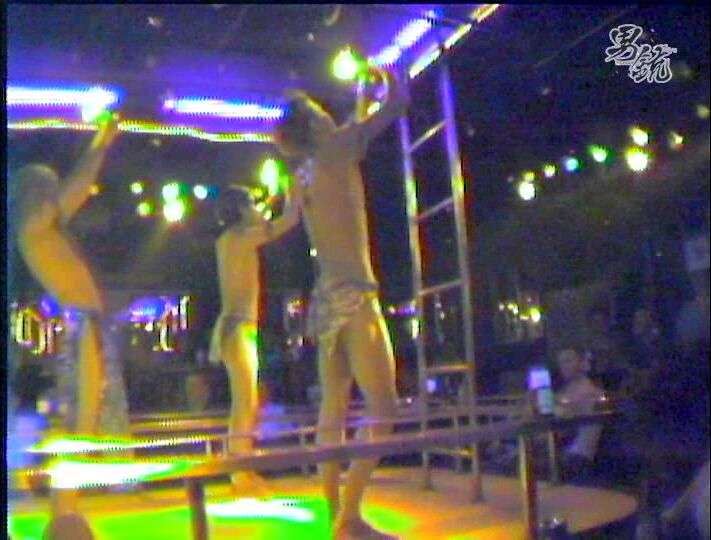 Baise bareback sur scène en direct à bangkok
