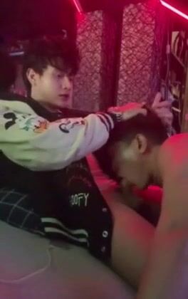 Thai-twink wird geblasen und spritzt ab