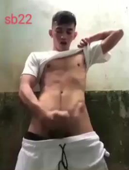 थाई ट्विंक अपने सफेद शॉर्ट्स को क्रीम करता है