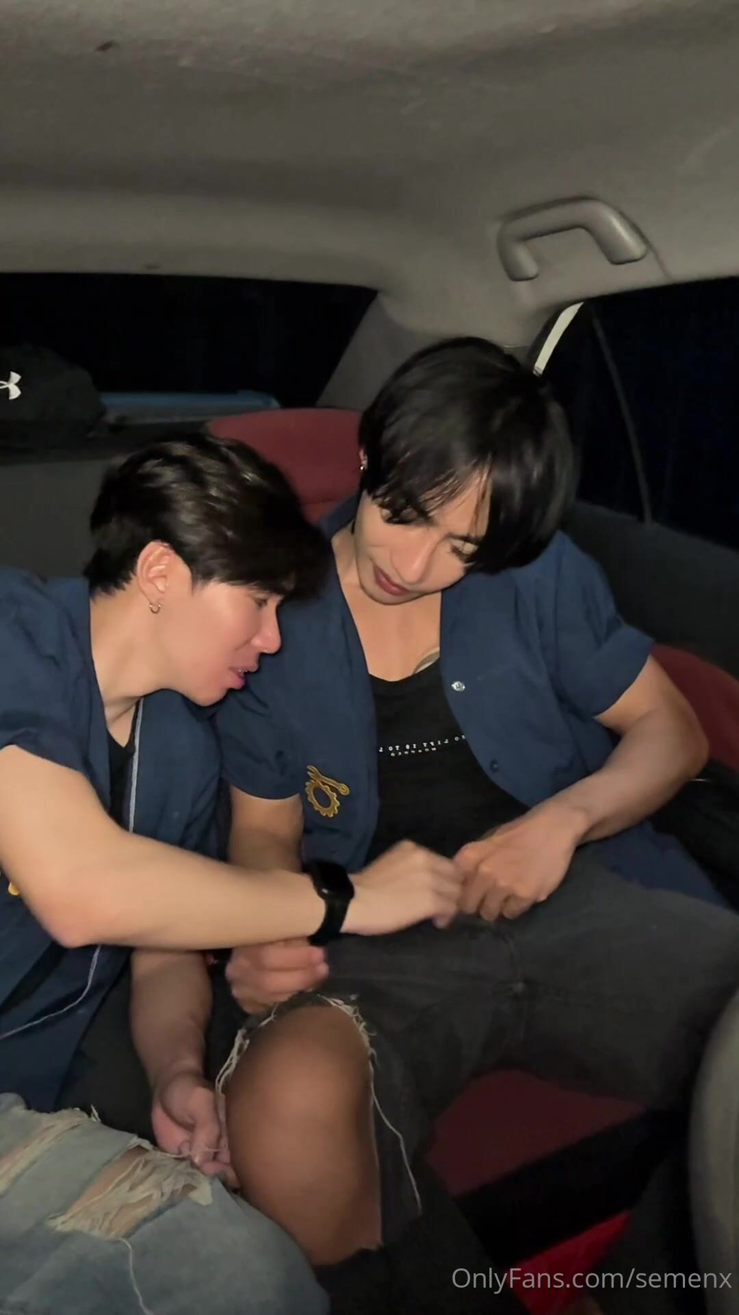 Tailandês monta pica do papai sem camisinha no carro