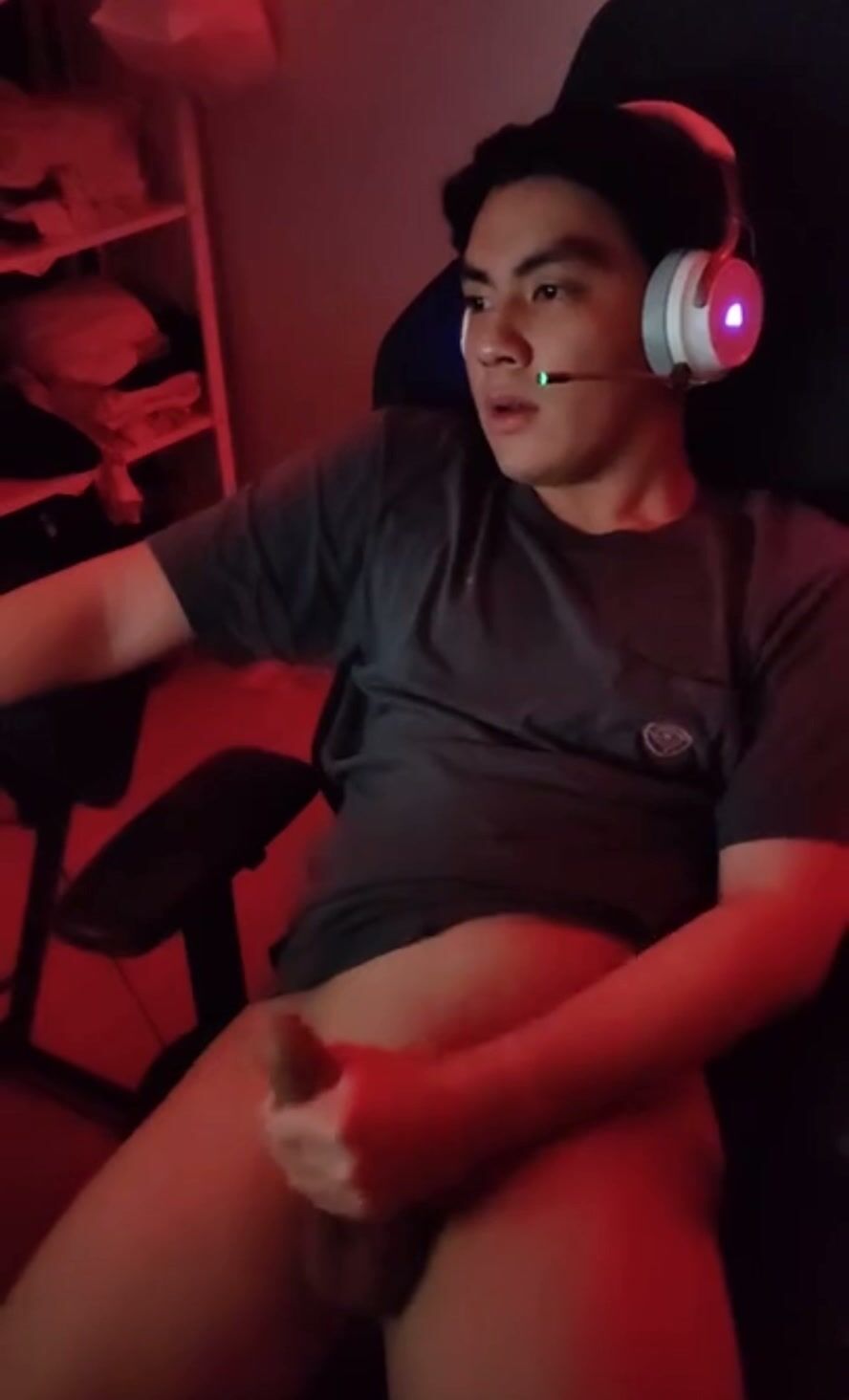 Thai gamer boy gooning hard in his chair