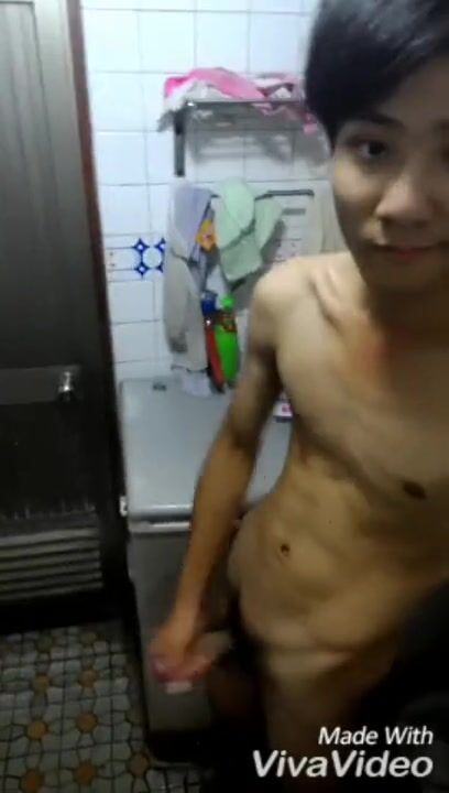 タイのティーンのトイレ自撮りショー
