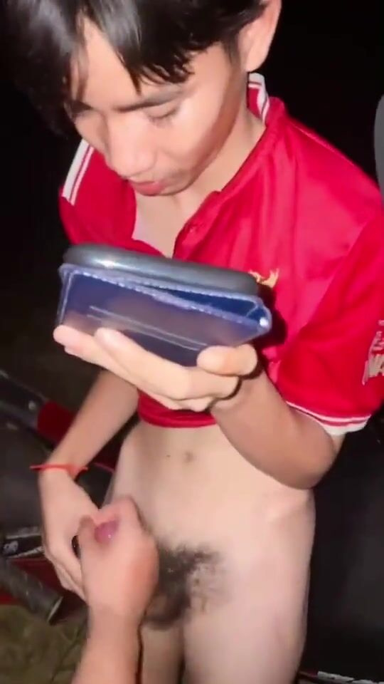 Adolescente tailandês oferece mão amiga