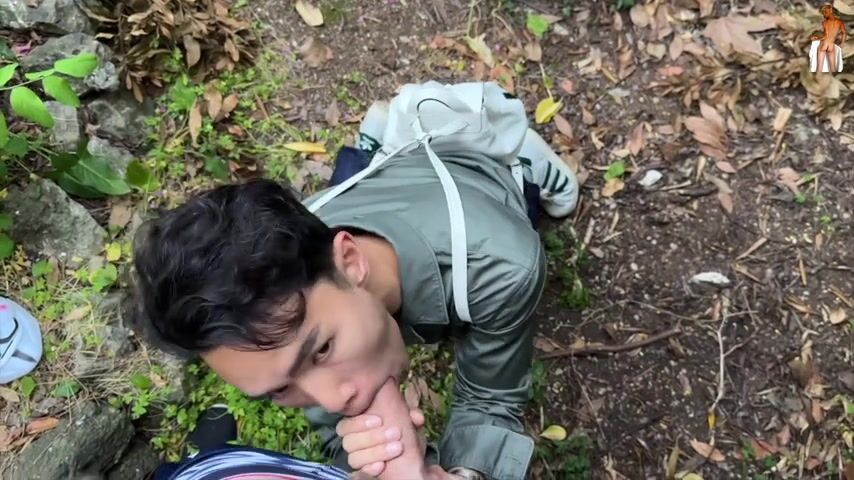 Adolescente asiático drena la polla a pelo del papi musculoso