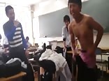 アジアの学生が筋肉ダディをノンケで騎乗