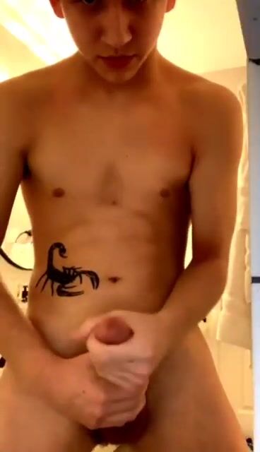 Twink mit skorpion-tattoo braucht zwei hände zum wichsen