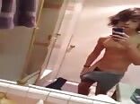 Adolescentes se miran en el espejo porno