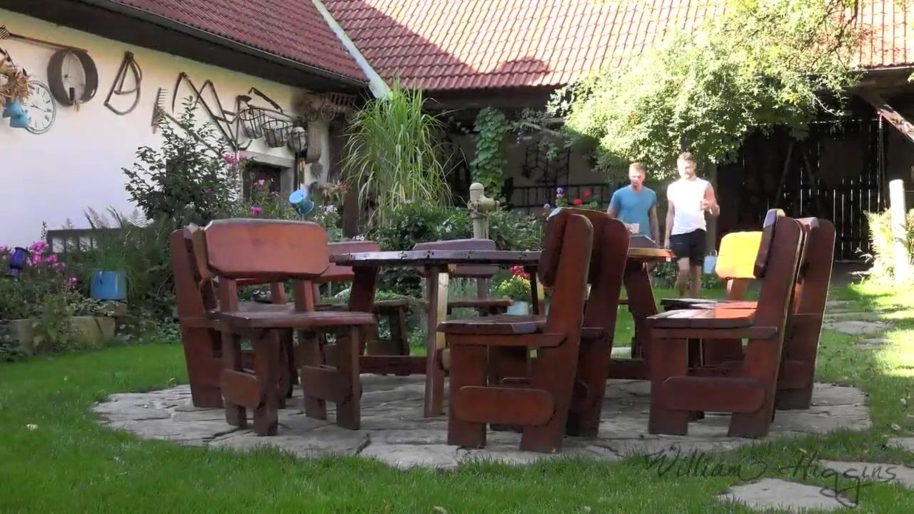 Ferme sans capote : papa engrosse l'ado musclé