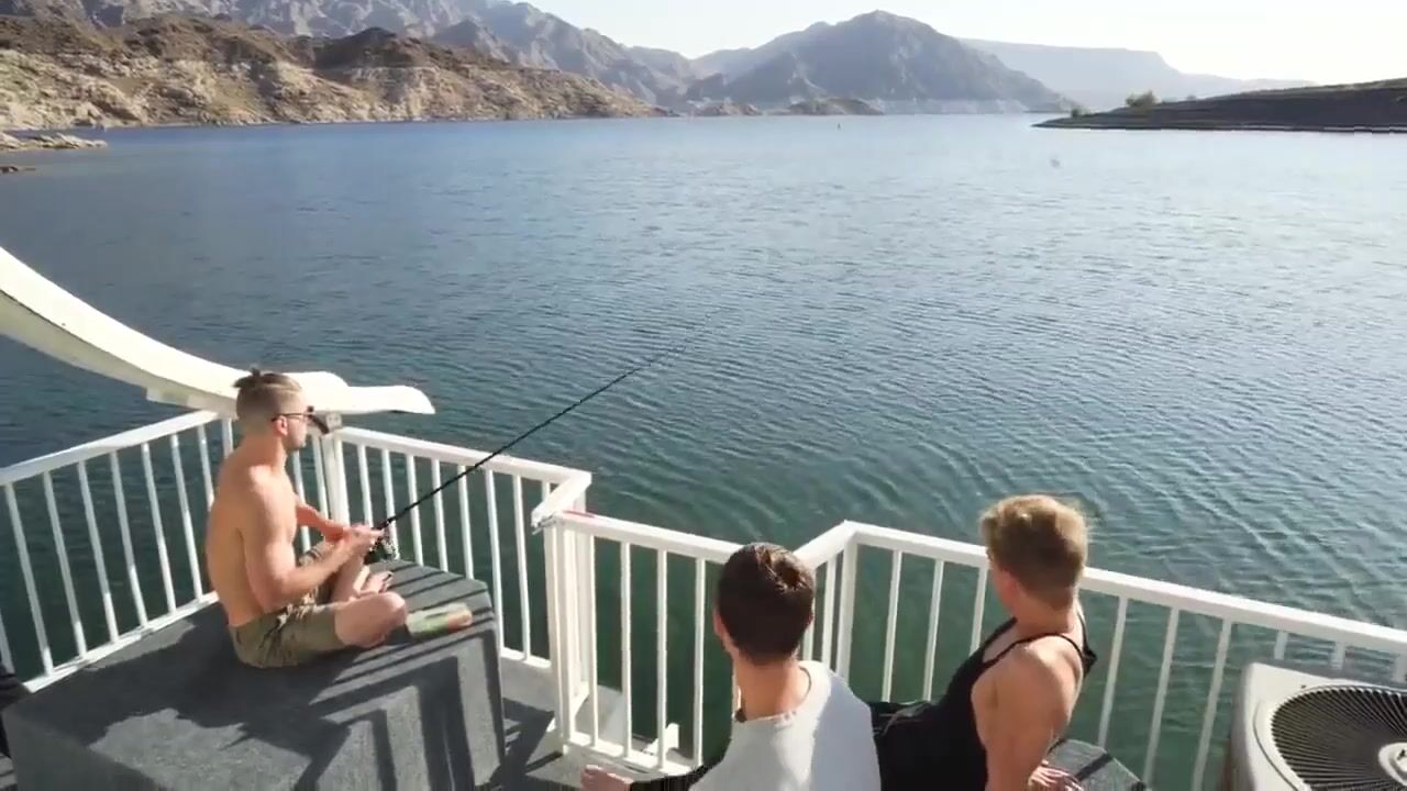 Sexo gay en viaje de pesca caliente