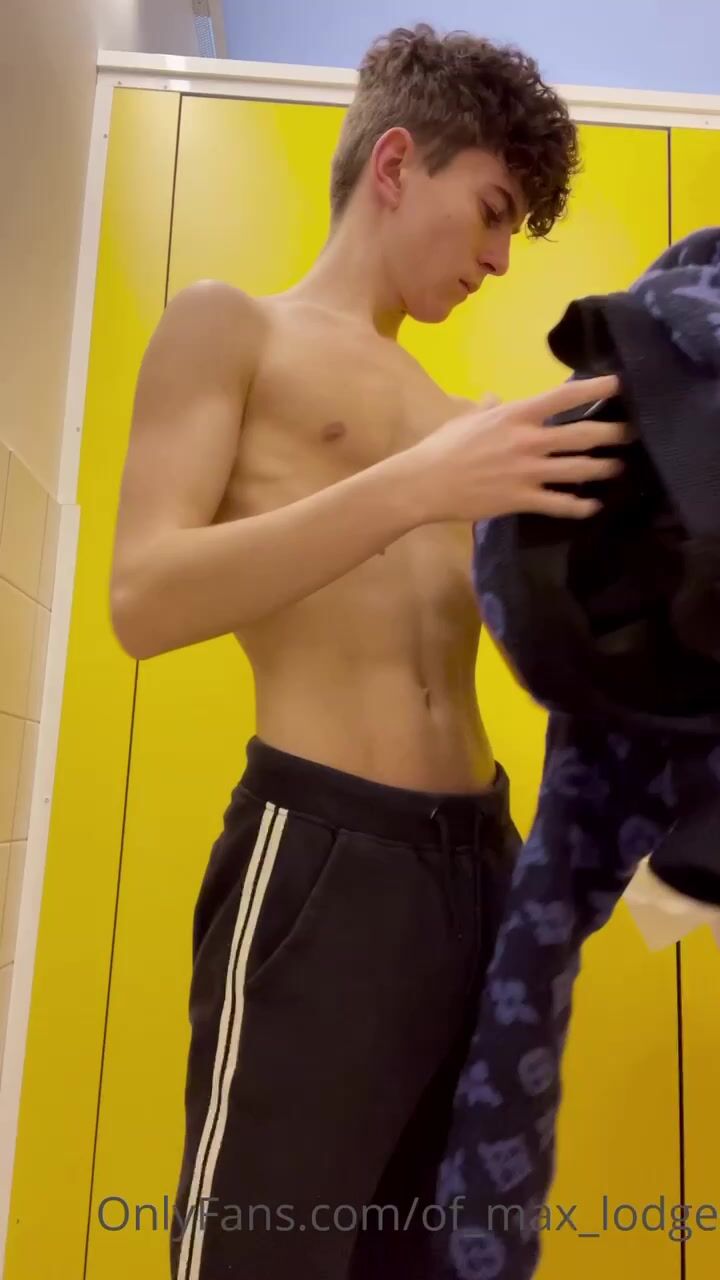 Hungry muscle daddy sucks twink's bareback cock
