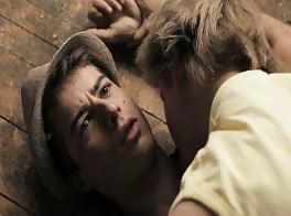 プローラで生ハメ筋肉美少年がマッチョ daddy の巨根に