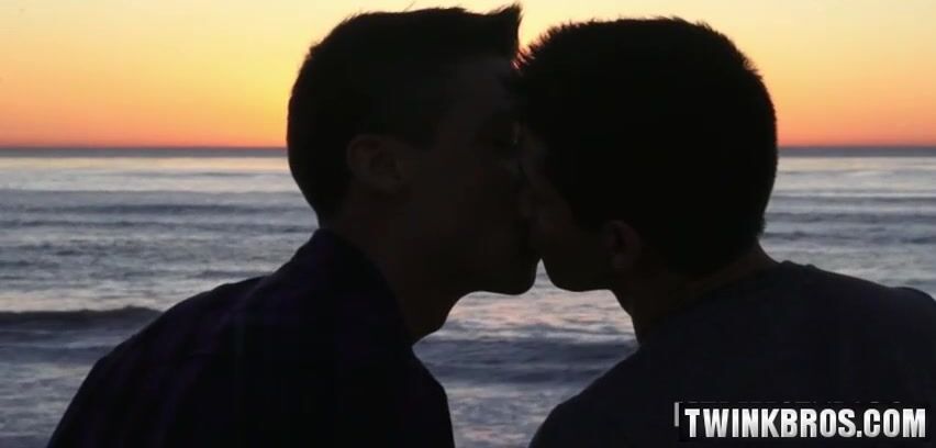 Twink daddy muscle bareback cock past the pier