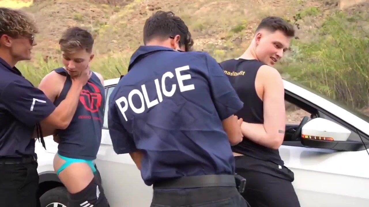 Papai musculoso controla garoto sem camisinha