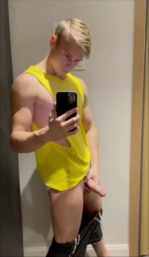 单身运动男孩展示真酷