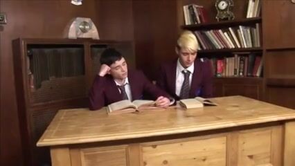 彼らは机の上でする