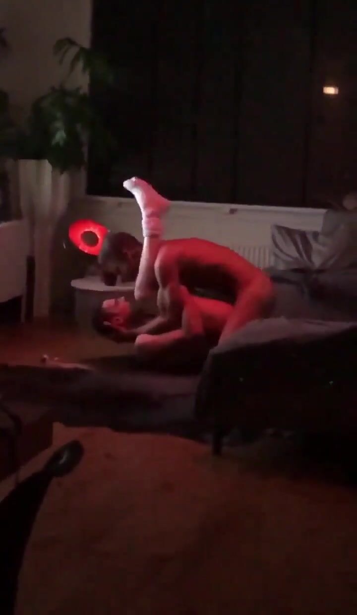 Twink, daddy & muskelkerl bareback-schwanz-show durch offene jalousien