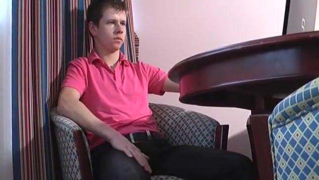 Teen reitet ohne gummi auf muskelbepacktem daddy beim runden tisch